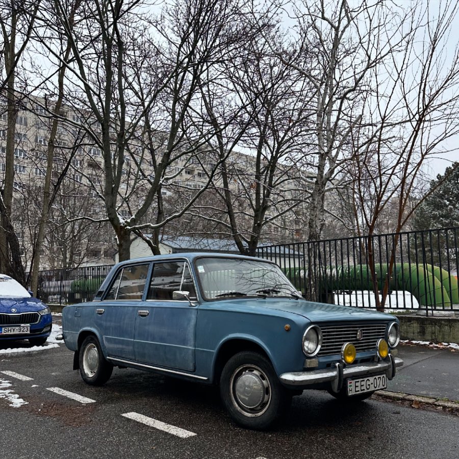 DeadCarWalking's tweet image. Eastern bloc vibes with rally-style yellow auxiliaries.

Lada 1200S (VAZ-21013, 1987) spotted in Budapest.

#Lada #Lada1200