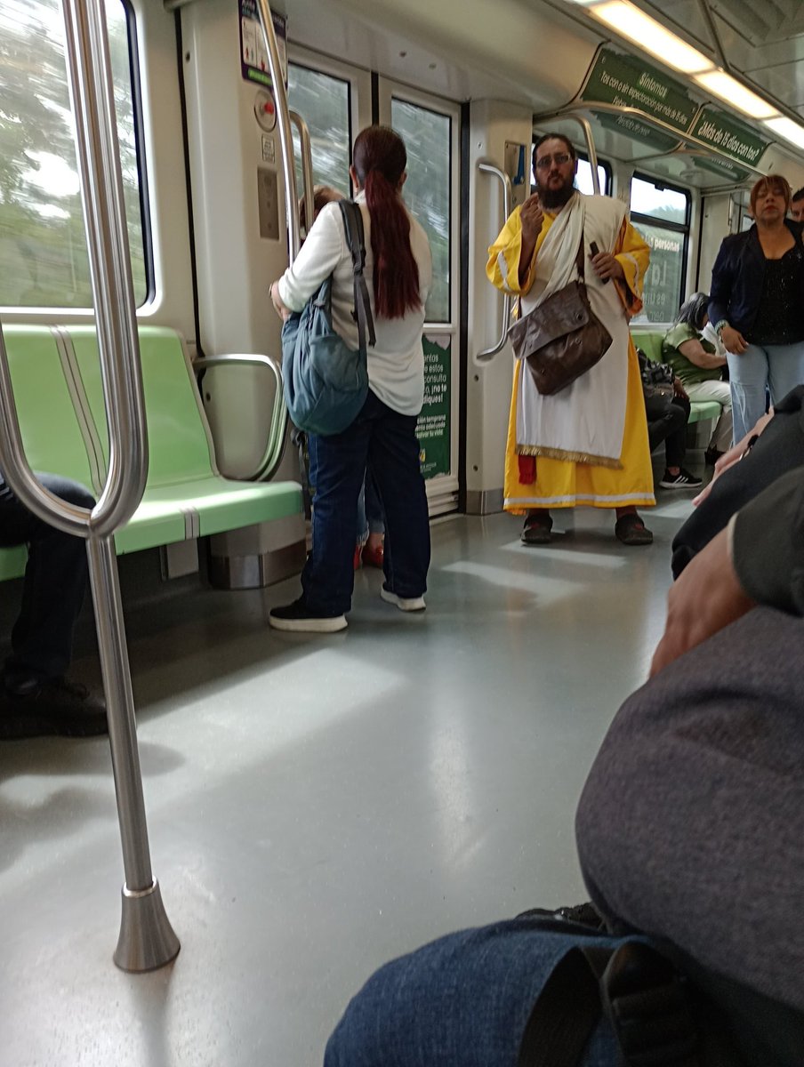 Vmiraf's tweet photo. Hola metro de Medellín ... Y desde cuándo se suben predicadores al sistema https://t.co/dl6YV82c9z