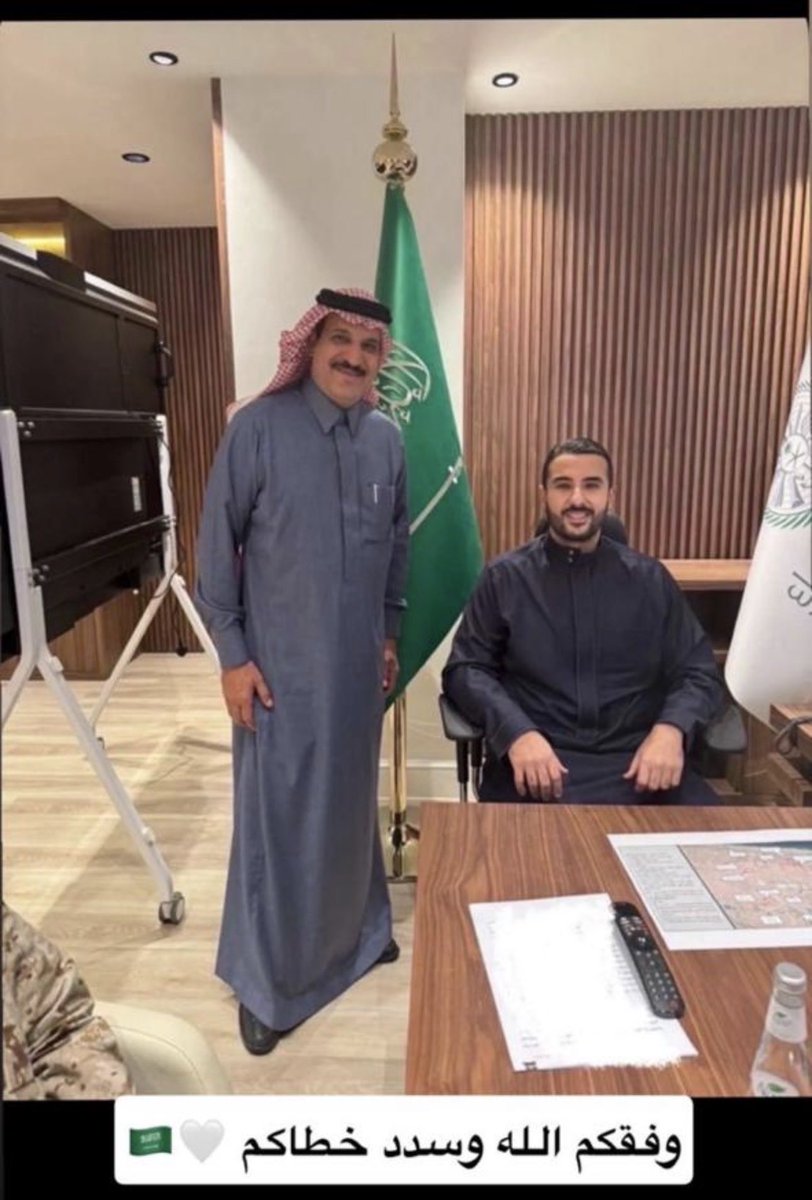 moon3333501's tweet photo. صورة سمو سيدي #وزير_الدفاع
#خالد_بن_سلمان 
وسعادة اللواء دكتور محمد بن عبيد بن جليغم القحطاني https://t.co/xAnO81uej7