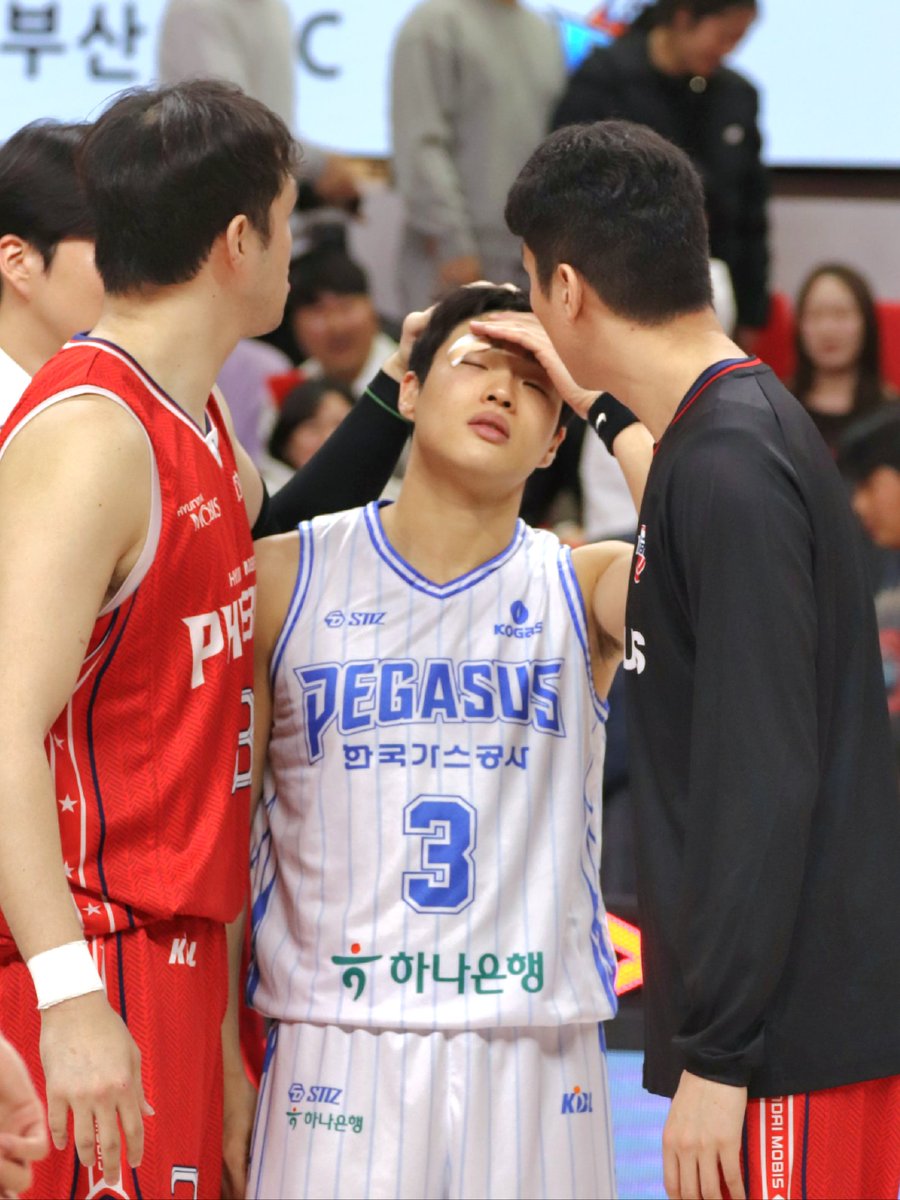 경기 중엔 얼음 찜질하셨는데,  끝나자 모비스 선수들 나와서 걱정해주심