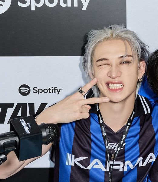 witch1vy's tweet image. love when he pulls this pose, just hot as fuck