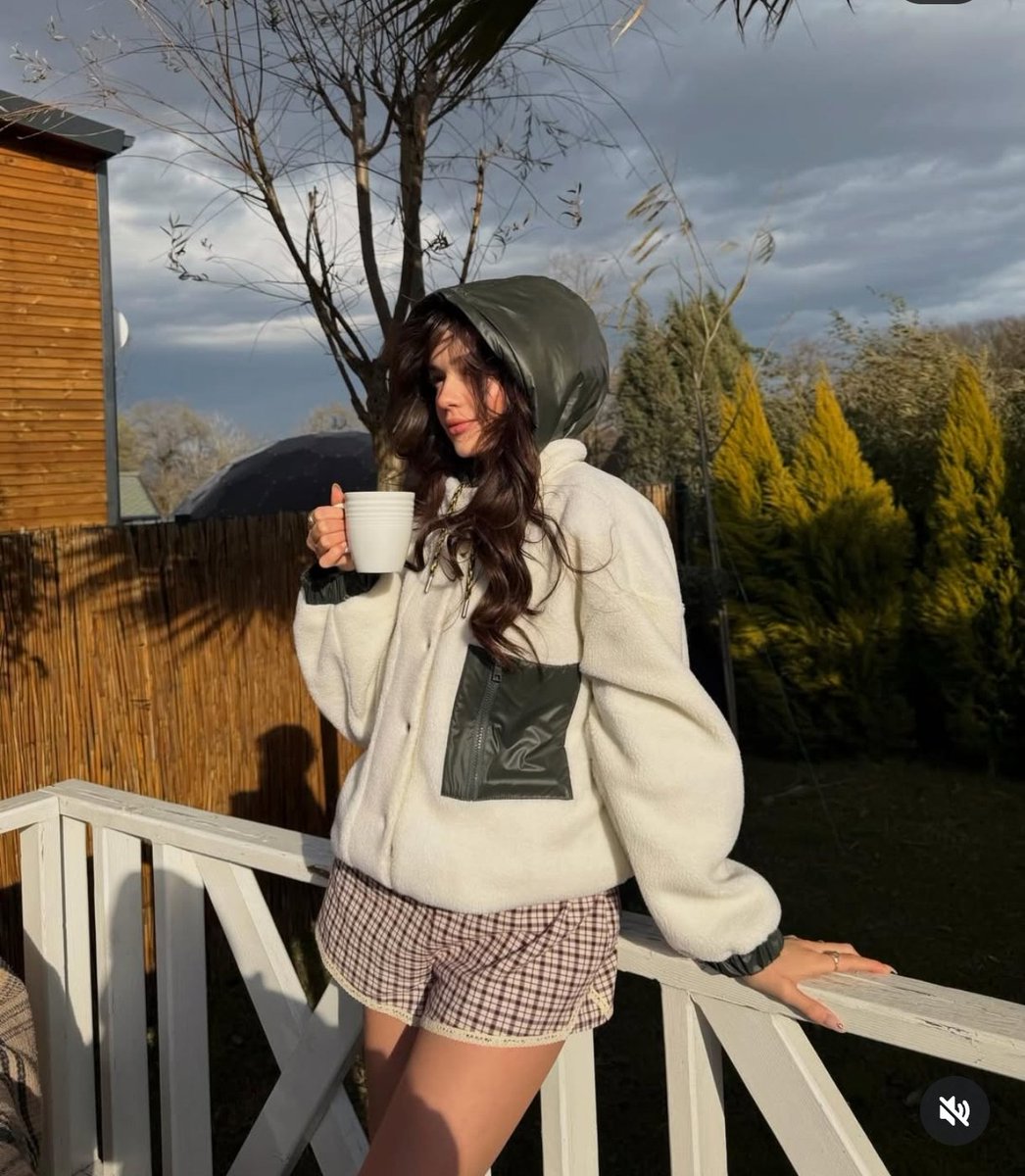 Ya arkadaki gölge çok Ahmet'e benzemio mu ben mi kafayı yedim