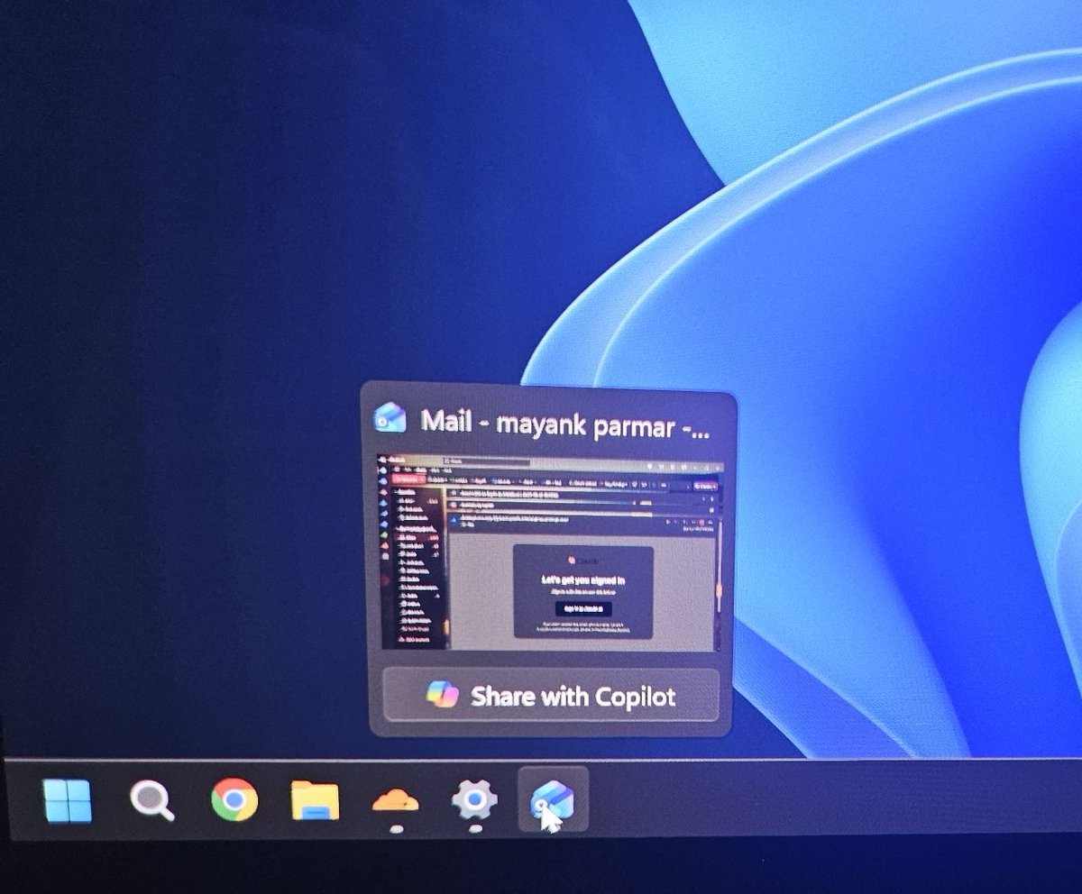 🚨 Windows 11 just leveled up Copilot 👀

Microsoft is rolling out “Share with Copilot” for any app window on the taskbar.
Toggle it on → Copilot can see the app, talk with you, and help in real time.

🧠 Voice + Vision
🎤 Floating toolbar
🗣️ Ask questions about what’s on screen