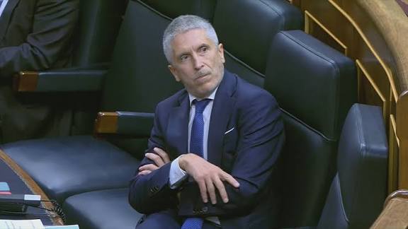 justiciaeuskadi's tweet image. #ULTIMAHORA 

El Ministro Marlaska envía una docena de lecheras de la Policía Nacional a la embajada de Venezuela en Madrid.

El Gobierno de España estaría facilitando la entrada en la embajada de diversos familiares y altos cargos del régimen de Maduro residentes en Madrid.