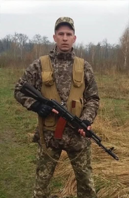 pogrebeckij's tweet photo. Коростенський район:
Нашу громаду знову огорнув невимовний біль, а небо над Ушомирщиною потемніло від ще однієї трагічної звістки.
Війна забрала того, хто тримав над нами мирне небо — нашого земляка, мужнього захисника, молодшого сержанта Сергія Миколайовича Левицького.
29 грудня 2025 року біля Новоселівки Краматорського району його земний шлях обірвався під час виконання військового обов’язку.
Сергію було лише 36, попереду мало бути ціле життя, але ��ін віддав його за кожного з нас, за волю України та майбутнє рідної землі.