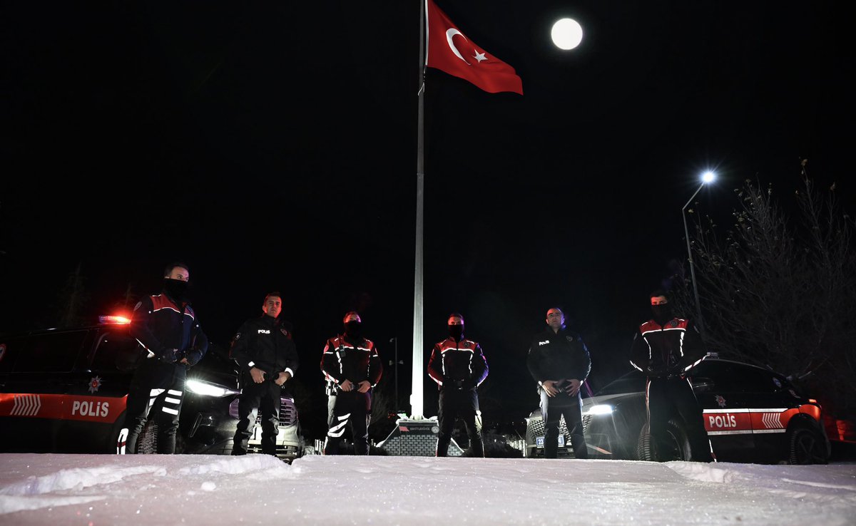 mahmutdemirttas's tweet photo. Gökyüzünde dolunay, yüreğimizde ay yıldızlı şanlı al bayrak! 

📍Elazığ

#TürkiyeninHuzuru🇹🇷 https://t.co/NUSsUIAu37
