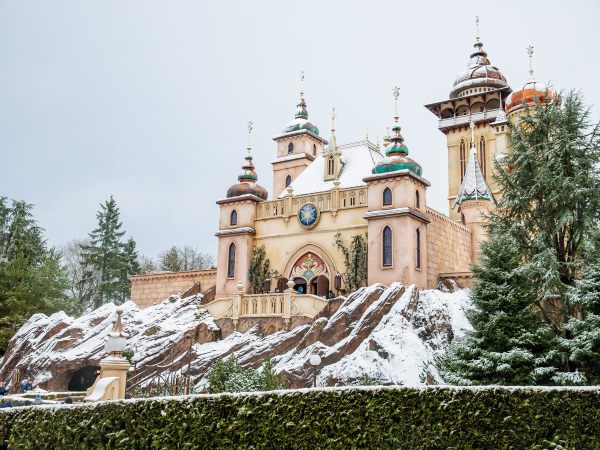Het heeft gesneeuwd!! ❄️🤍 De Efteling is vandaag één groot winters sprookje. Dat leverde deze prachtplaatjes op! ✨