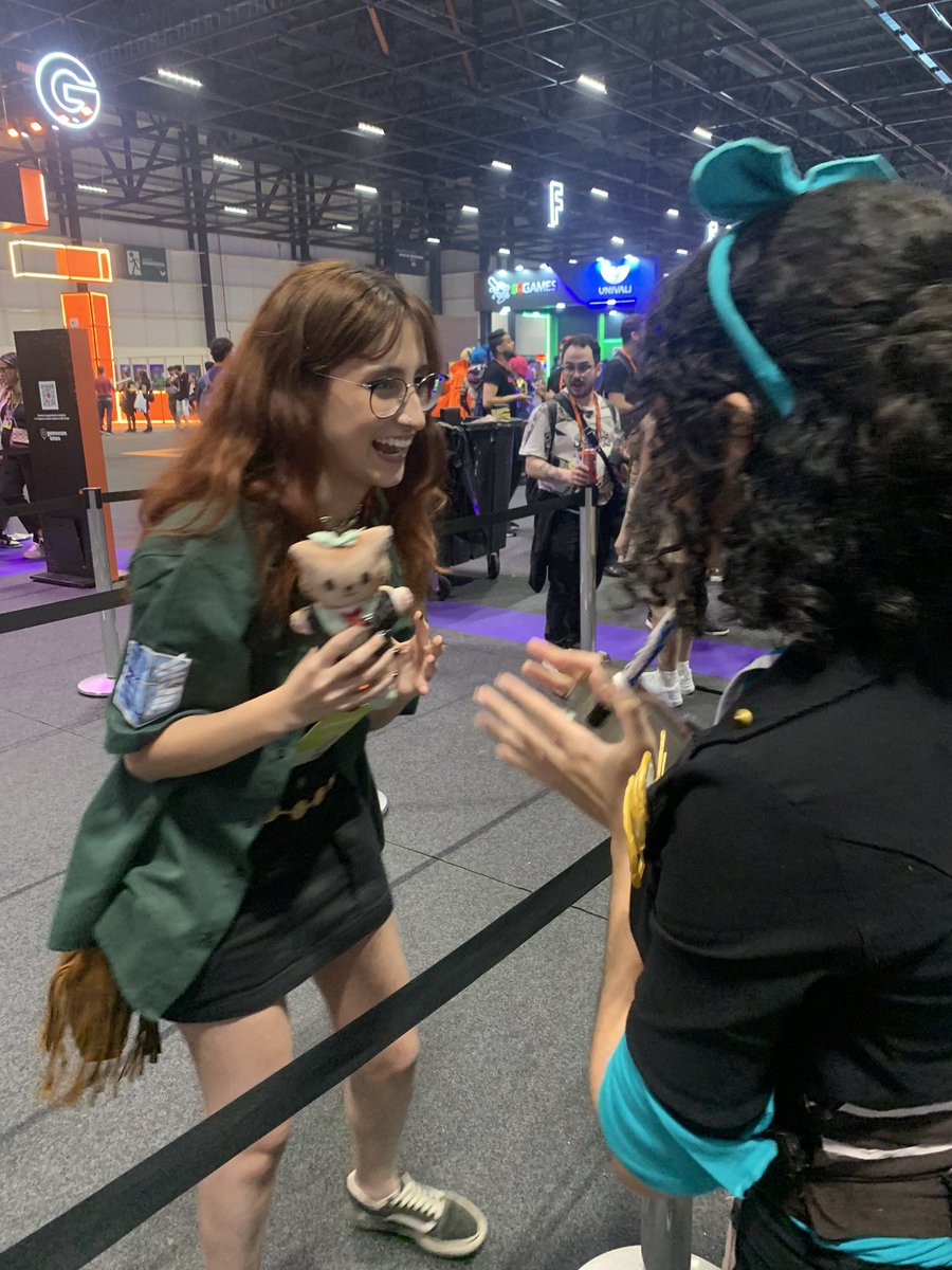 tsumybergmann's tweet photo. “A tsu mais a gamescon foi ano passado “EU SEI MAIS ESQUECI DE POSTAR AQUI 

eu e a Carol e a dara gatinha 💚💚 https://t.co/yof1AILG9k