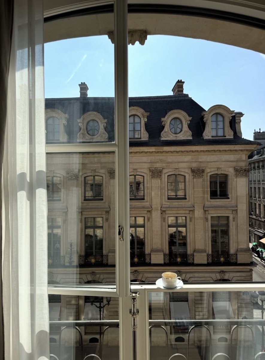 Parisianaes1's tweet image. Let's start Sunday calmly