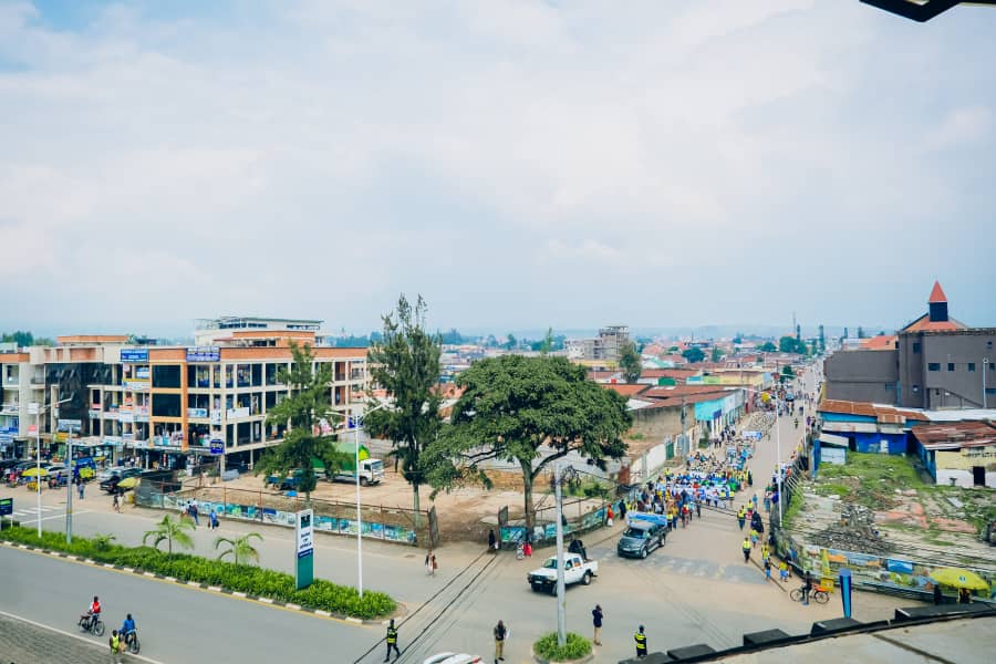 MusanzeDistrict's tweet photo. Mu rwego rwo guharanira #MusanzeIkeye, kwimakaza #IsukuHose no kurengera urusobe rw’ibinyabuzima, ni ngombwa ko buri wese yita ku micungire y'imyanda; imyanda ibora ikavangurwa n'itabora; igashyirwa ahabugenewe kugira ngo ababishinzwe bayitware aho igomba kujya. #TwimakazeIsuku! https://t.co/MqxpnVaXLc
