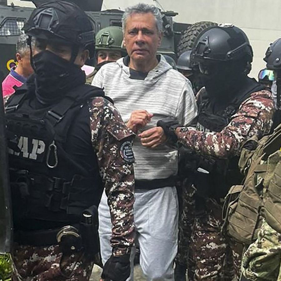 CuenteroMuisne's tweet image. Creíamos que Glas jamás podría ser ejemplo de nada ni para nadie, hasta que Trump invadió territorio extranjero para extraer a un delincuente.