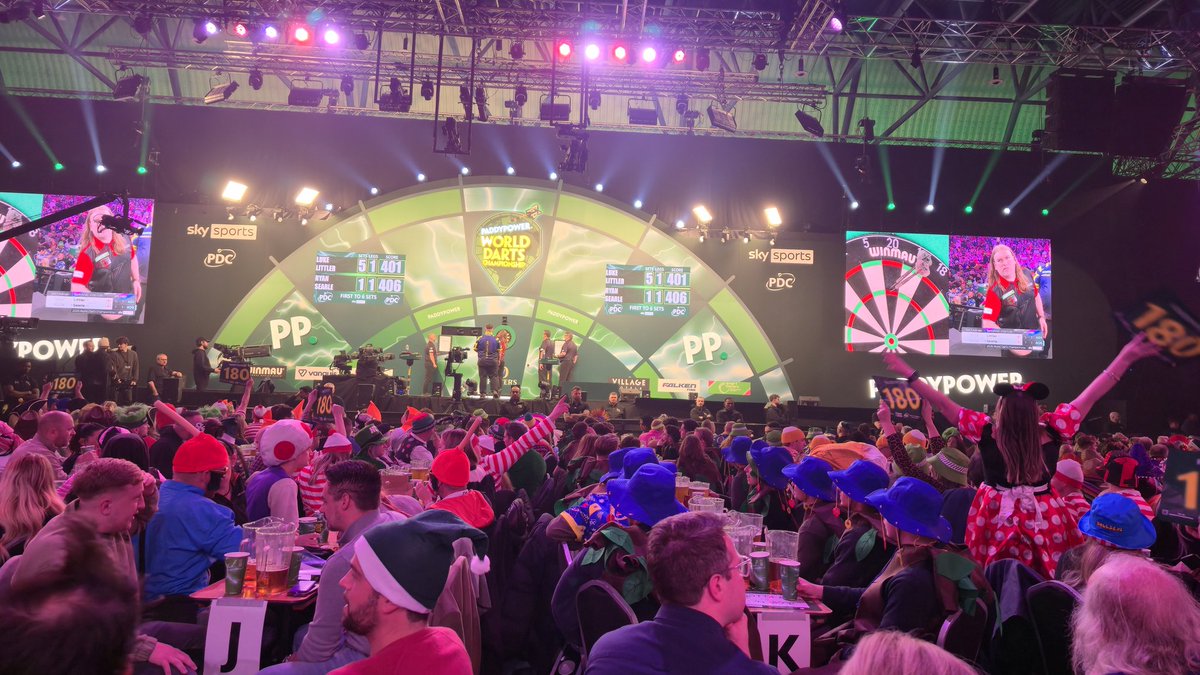 Back home from Ally Pally for the semi final last night. Amazing event. And snagged vip tickets for it. #LoveTheDarts