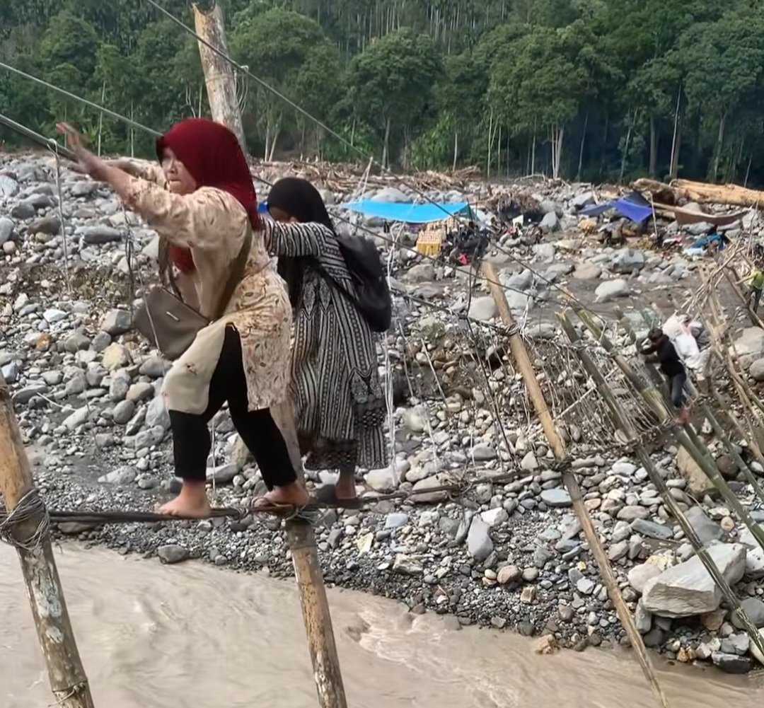 Perempuan kampungku itu tangguh-tangguh dan bernyali.

Mereka sudah mencatat sejarah ketangguhannya sejak dulu. 

Bahkan mereka tak lagi menunggu orang berpangkat tinggi-tinggi setelah sebulan menghadapi semua dgn tangan sendiri.