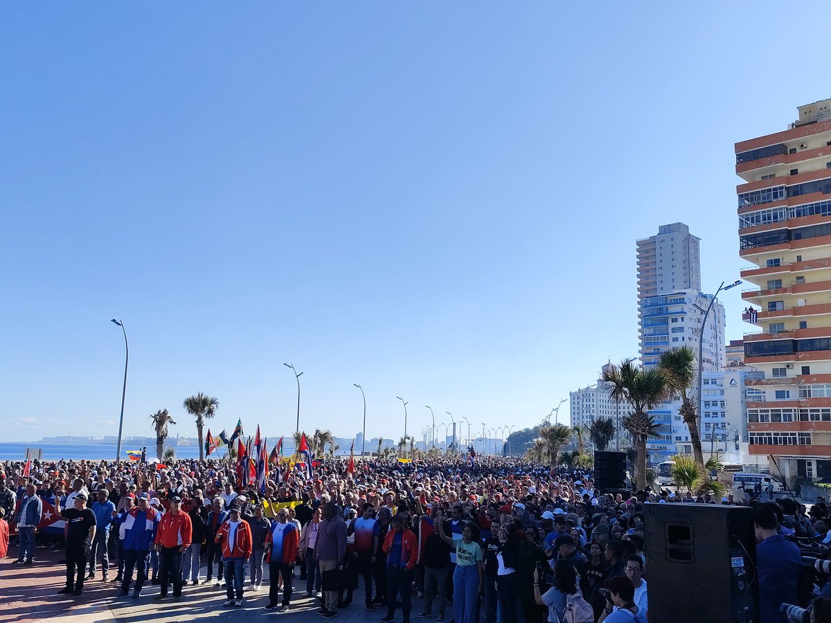 Miles de habaneros, en representación de todo el pueblo de #Cuba, desde la emblemática Tribuna Antimperialista José Martí, condenamos la agresión militar imperialista de Estados Unidos a #Venezuela este #3deEnero2026.

#CubaConVenezuela 🇨🇺🇻🇪
#UnPuebloEnRevolución