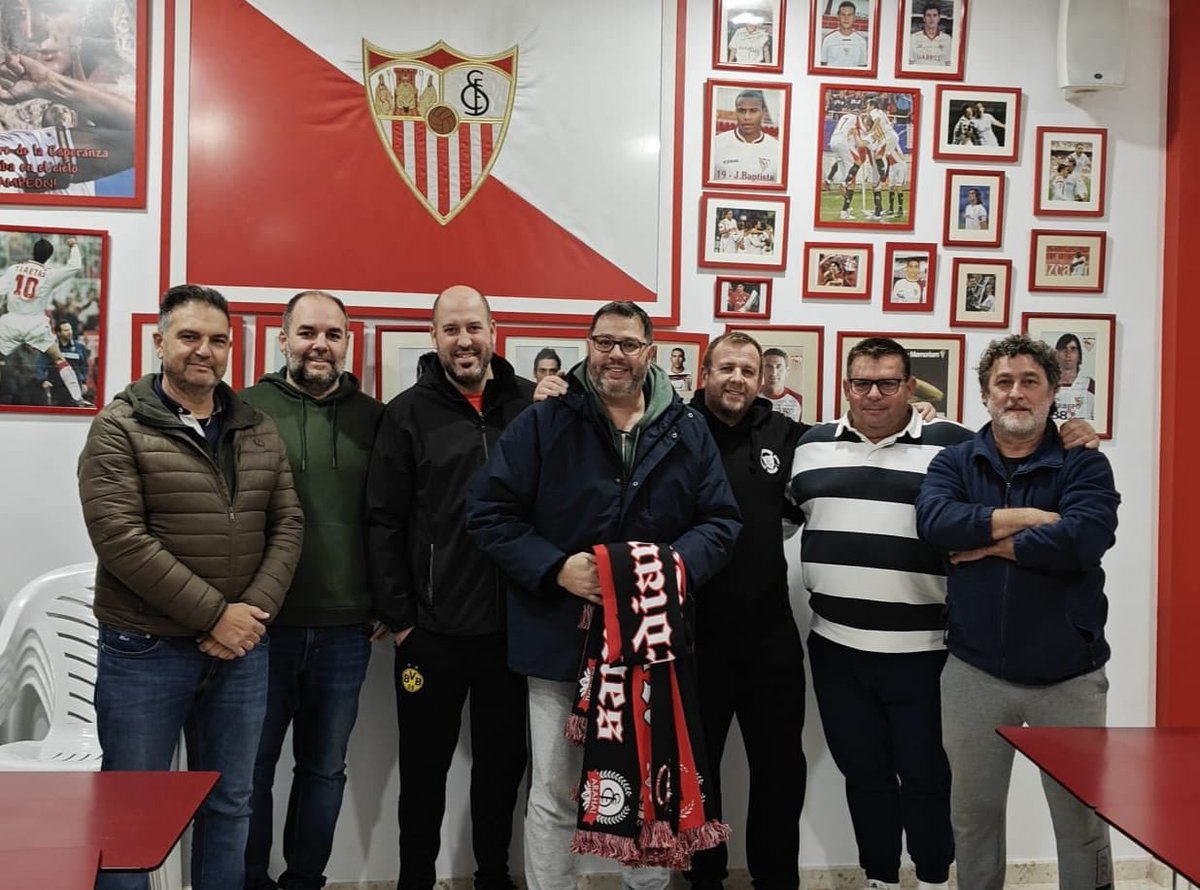 Nuestra peña ha colaborado con David González que encarna al Rey Melchor en la cabalgata de Reyes Magos de Arahal. Le obsequiamos con bufandas de los Guardianes de Nervión.