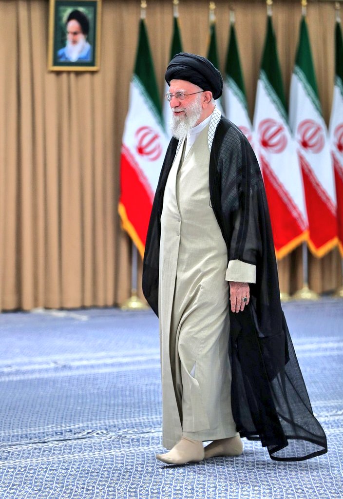 آمریکا وارد جنگ با ونزوئلا شد و توی چندساعت رئیس جمهور ونزوئلا رو دزدید....

اگه می بینید آمریکا، اسرائیل و نوچه هاشون ۱۲ روز با ایران جنگیدن و تهش دست از پا درازتر درخواست آتش بس دادن، فقط و فقط بخاطر این آقا و قدرتیه که برای #ایران ساخته.‌‌..

قدرش رو بدونیم...