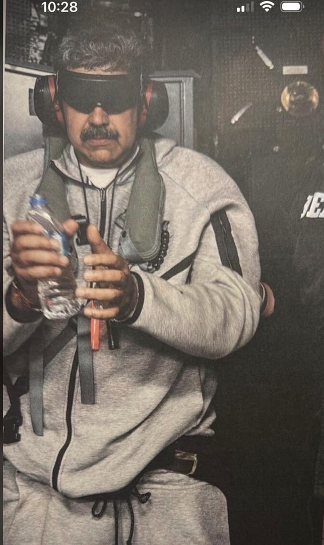 Así se ve el fin de un delincuente, narco dictador, asesino, capturado.
Estamos viviendo historia.
Venezuela ha sido liberada!