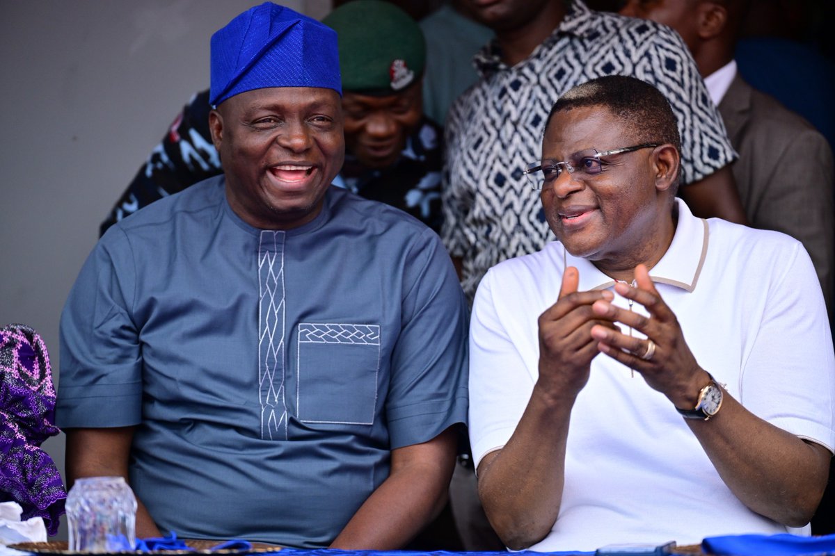 mcjoeclassic's tweet photo. APC National Chairman, Professor Nentawe Yilwatda celebrates New year at the Governor's country home in Adiabo, Odukpani, Cross River State.
@officialspbo 
@OfficialAPCNg https://t.co/fyvjNr3dKW