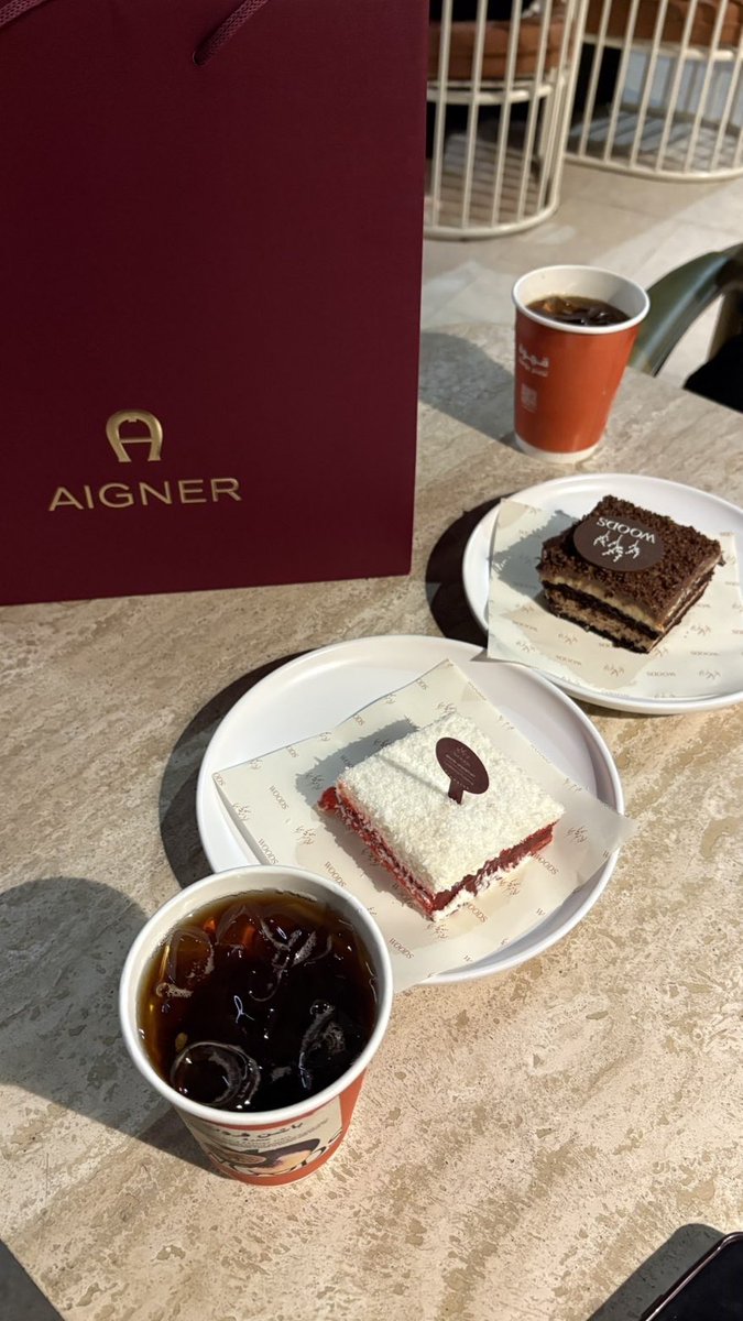 والله في عيوني اشيلك واعشق اللحظه معاااااك 🤍