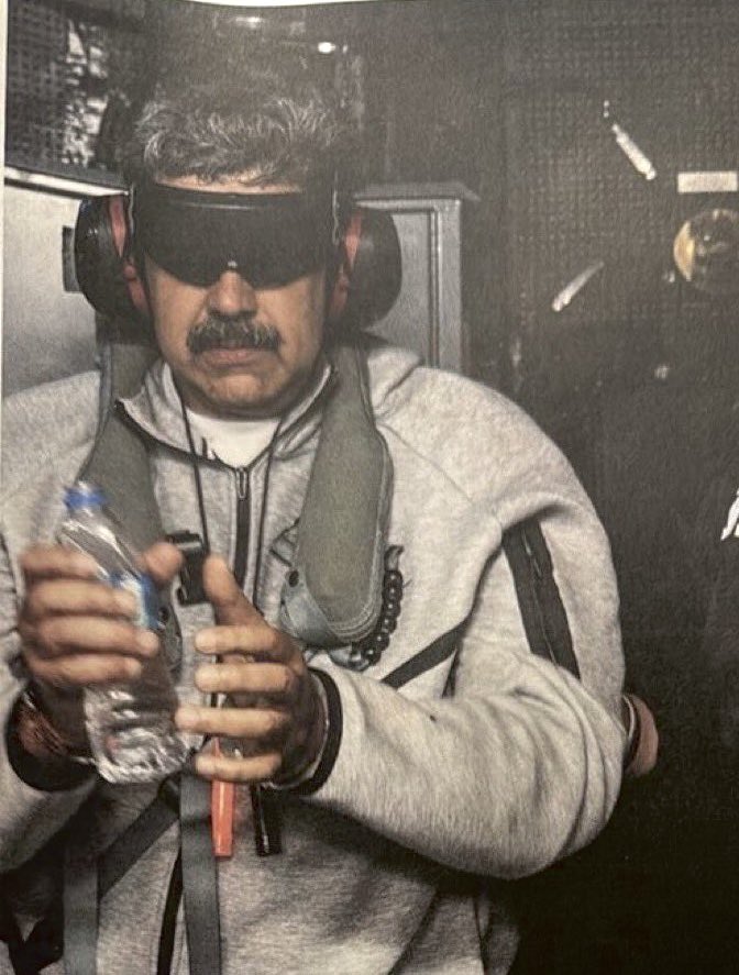 Maduro: de boas, tomando uma aguinha, de moletom, com óculos de realidade virtual e escutando uma SALSA, passeando em um helicóptero que custa dezenas de milhões de dólares.

Esses caras gostam de uma vida boa, né?