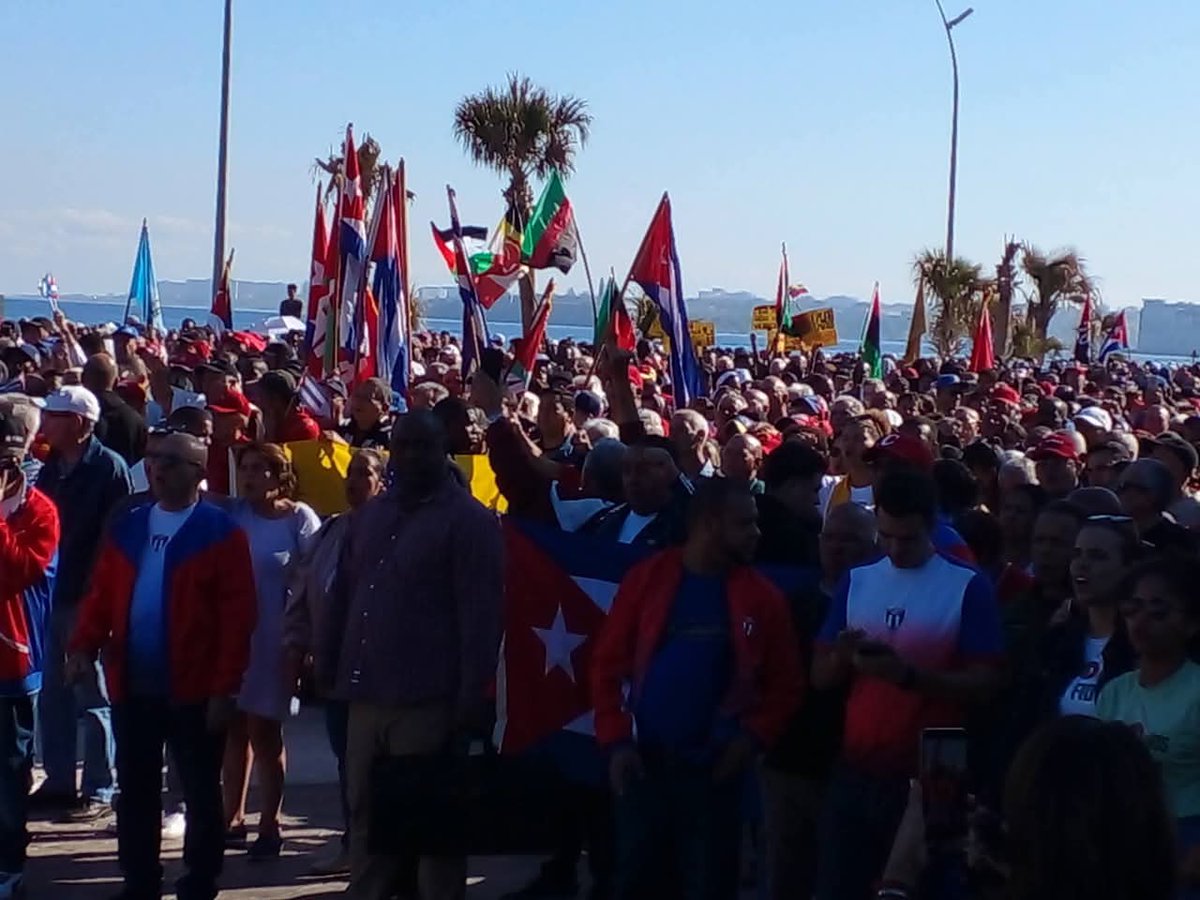 #CubaConVenezuela 
Hoy la tribuna Antimperialista junto a su pueblo Habanero levanta con fuerza  la voz en favor de nuestro hermano pueblo Venezola.
Viva Venezuela 
MANOS FUERA DE VENEZUELA