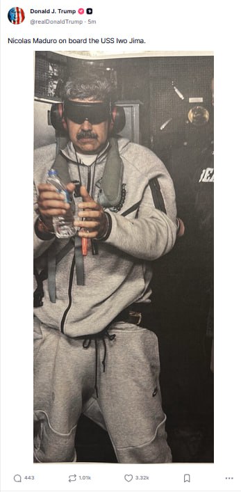 #TRUMP PUBLICA LA PRIMERA FOTO DE MADURO TRAS LA CAPTURA 

una vez más la verdadera esencia de la política exterior de #Washington, que consiste en dar a elegir a cada país entre someterse o ser atacado.

#Trump 
#madurocaptured