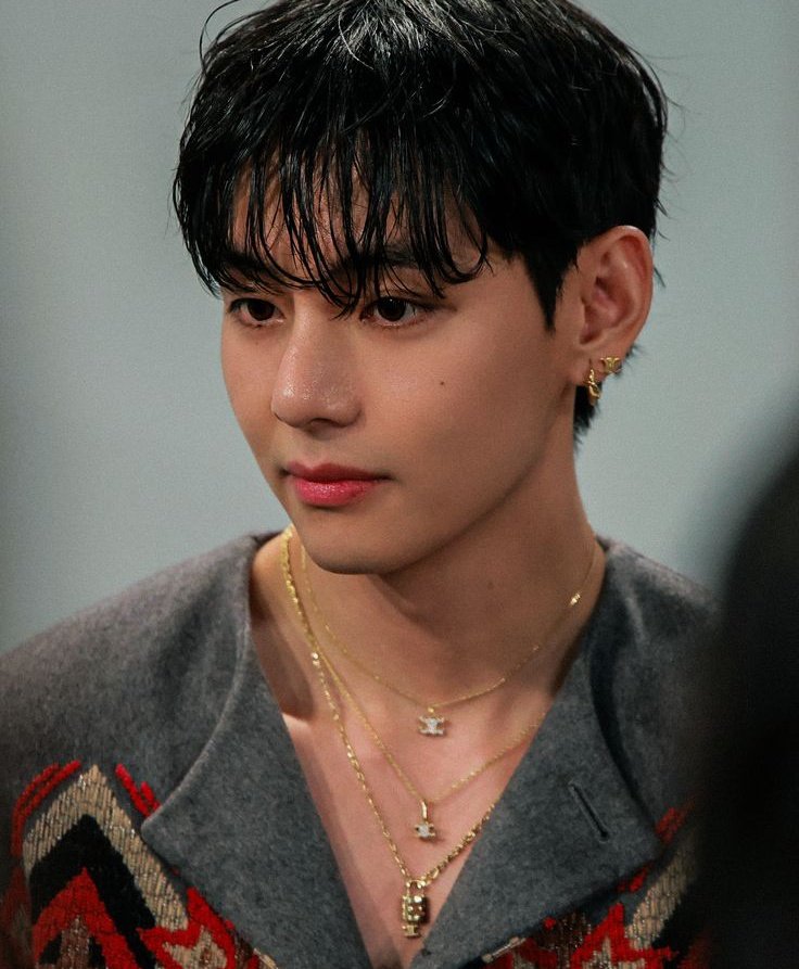 taehyung mogs this tard in every way we don't even need to edit