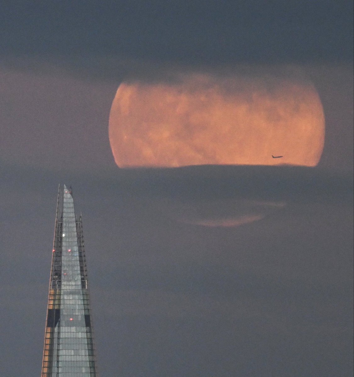 JeffOvers's tweet image. Super #WolfMoon veiled in cloud as is rose over #London tonight