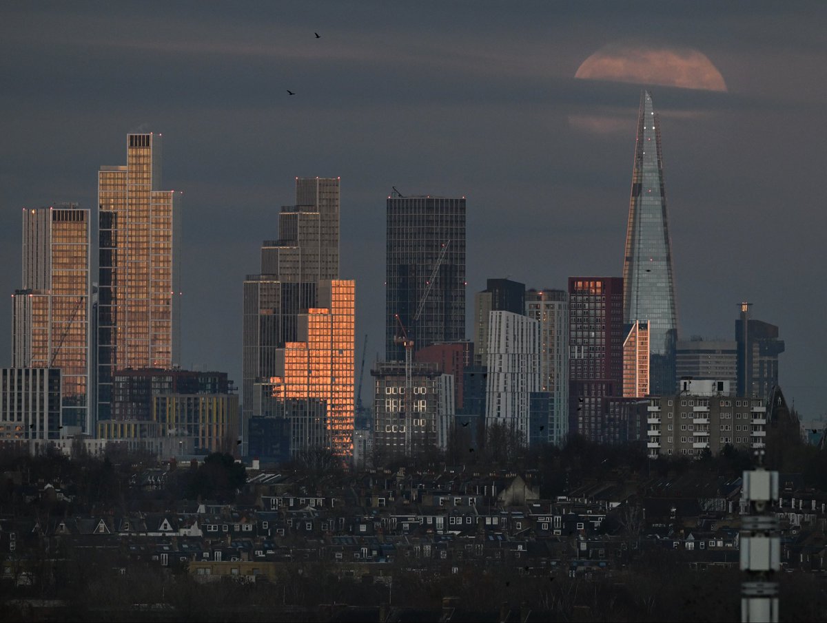 JeffOvers's tweet image. Super #WolfMoon veiled in cloud as is rose over #London tonight