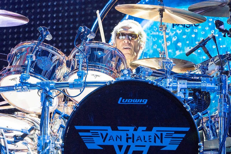 Alex Van Halen revelou que está prestes a começar a trabalhar em um novo álbum com o guitarrista do TOTO, Steve Lukather. "Estou me preparando para fazer este disco com Lukather e algumas outras pessoas". Veja o vídeo do papo no link abaixo.
rockbrigade.com.br/alex-van-halen…