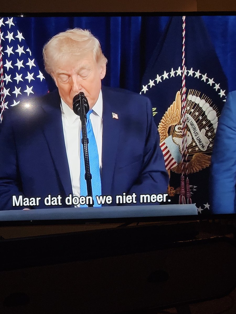 Een persconferentie heeft toch het doel om ook vragen te stellen....houd dan je waffel #Trump 🙈😂