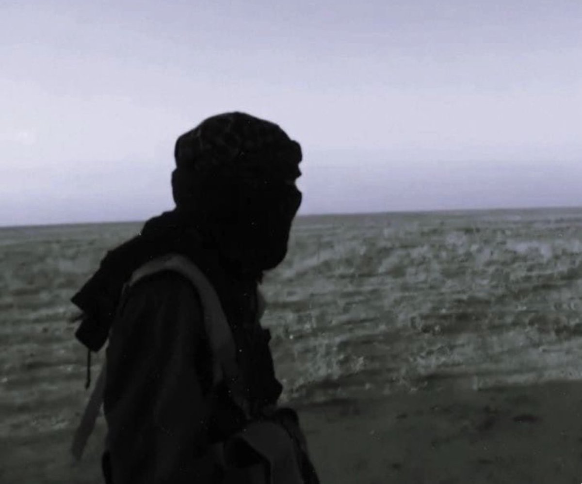 إنّما الدنيا كأهلِ دار ، متى نَفَرَ أوّلُهم تَلاحَقوا ، فلم يبْقَ فيها أنيس ..

أفمَا تعلمُ أن الرَّكْبَ وُقُوف : من أَتَـتْهُ دابّتهُ ارتحل
غيرَ أن الإيابَ إلى الله ..!