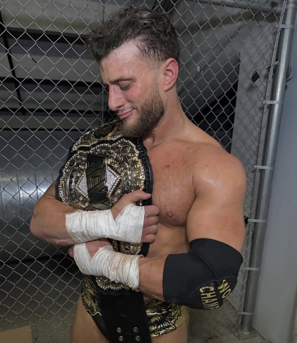 Alm5ta_r's tweet image. شوف الفرق بين عقليه ممتازه و عقليه سيئة 

عند اتش في نظره لازم البطل يضل سنه و سنتين و ثلاث بس يخسر يرجع اللقب ل صاحبه لازم يقرفك في البطل لحتى تصير تكرهه غير الكتابه العبيطه الي بتصير خلال الفترة ال طويله و التكرار 

بس بدها شوية تفكير و تعطي فرص لمصارعين مظلومين 

فرق كبير بين…