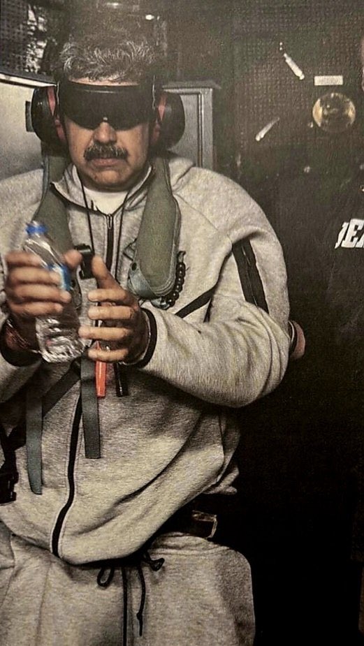 CarlRamirezA's tweet image. ¿TE ENTERASTE? 🚨

Donald Trump compartió en la red social Truth, la primera fotografía de Nicolás Maduro tras su captura; va a bordo del buque de guerra USS Iwo Jima. 

¡Venezuela LIBRE!