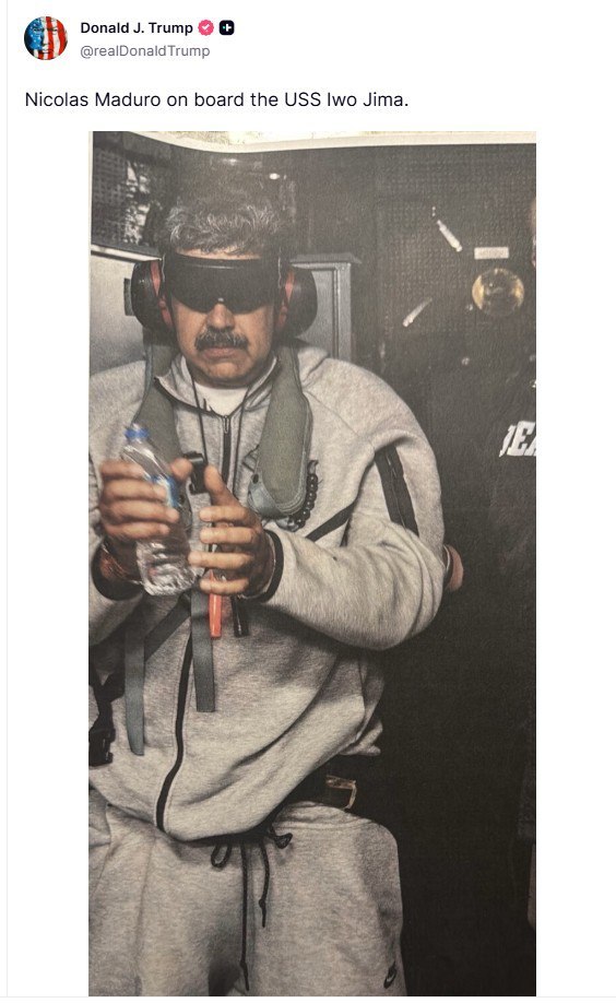 Esta foto significa una cosa, el imperialismo, enemigo de la humanidad. 
Trump, publicó imagen del pte Maduro, secuestrado por militares estadounidenses.
"Nicolás Maduro a bordo del USS Iwo Jima", firmó la foto. En la imagen se ve a Maduro con ojos vendados y auriculares.