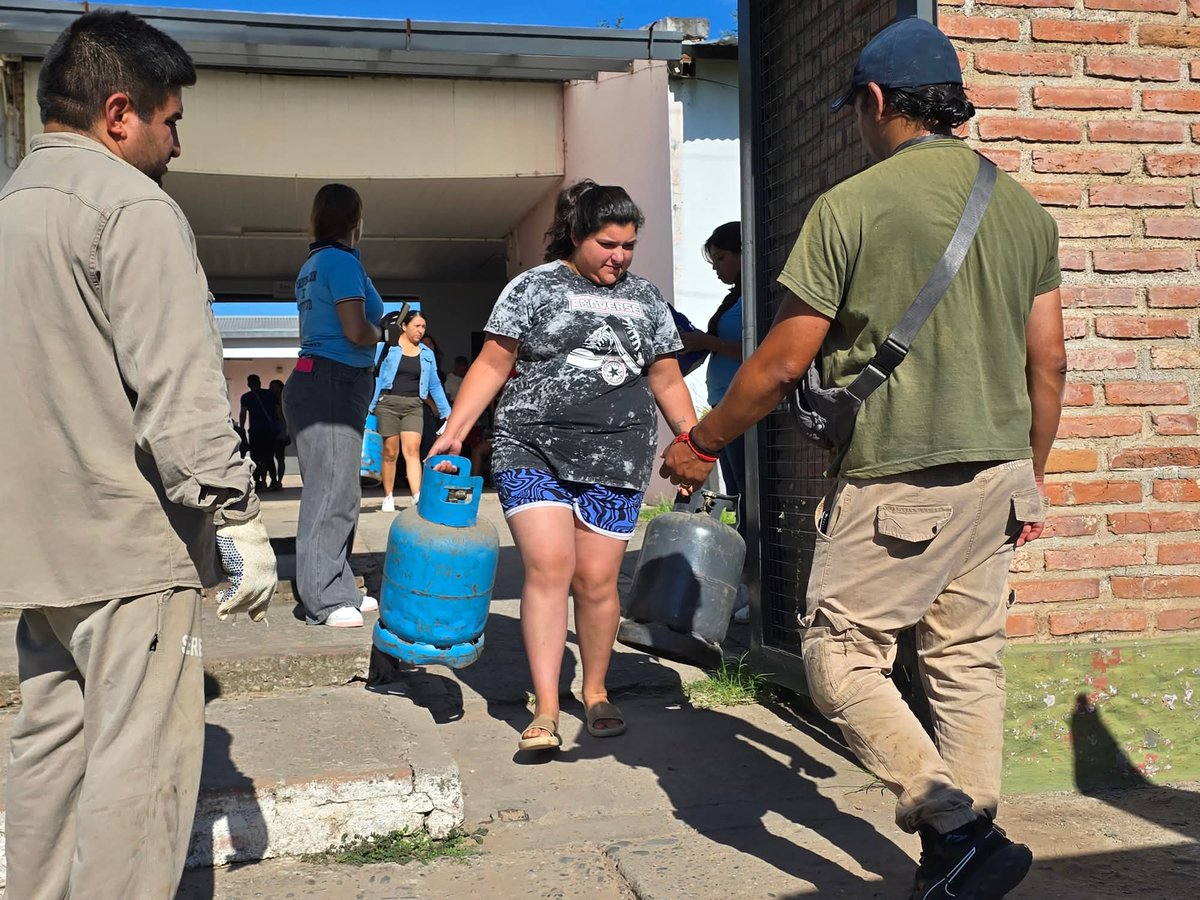 Garrafa Social “En tu barrio” en la Escuela Luis Pasteur, garantizando el acceso a un derecho básico para muchas familias.

👉 Recordamos que durante todo enero se mantiene el subsidio municipal, lo que permite acceder a la garrafa a $5.000.-
facebook.com/share/p/1BSgjS…