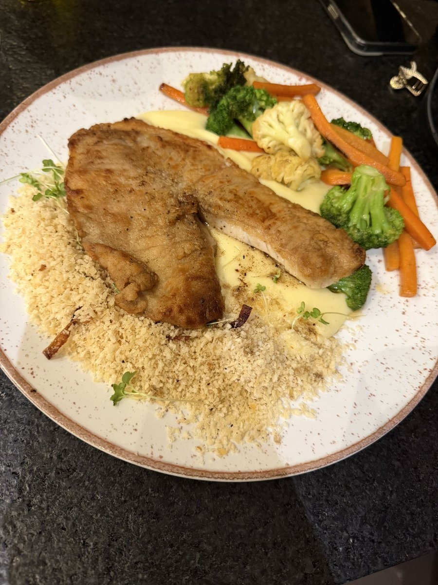HlsPri's tweet photo. Ontem depois de uns 7 meses trabalhando nesse restaurante, comi a comida daqui pela primeira vez. Kkkk https://t.co/X3qFwN9MUO