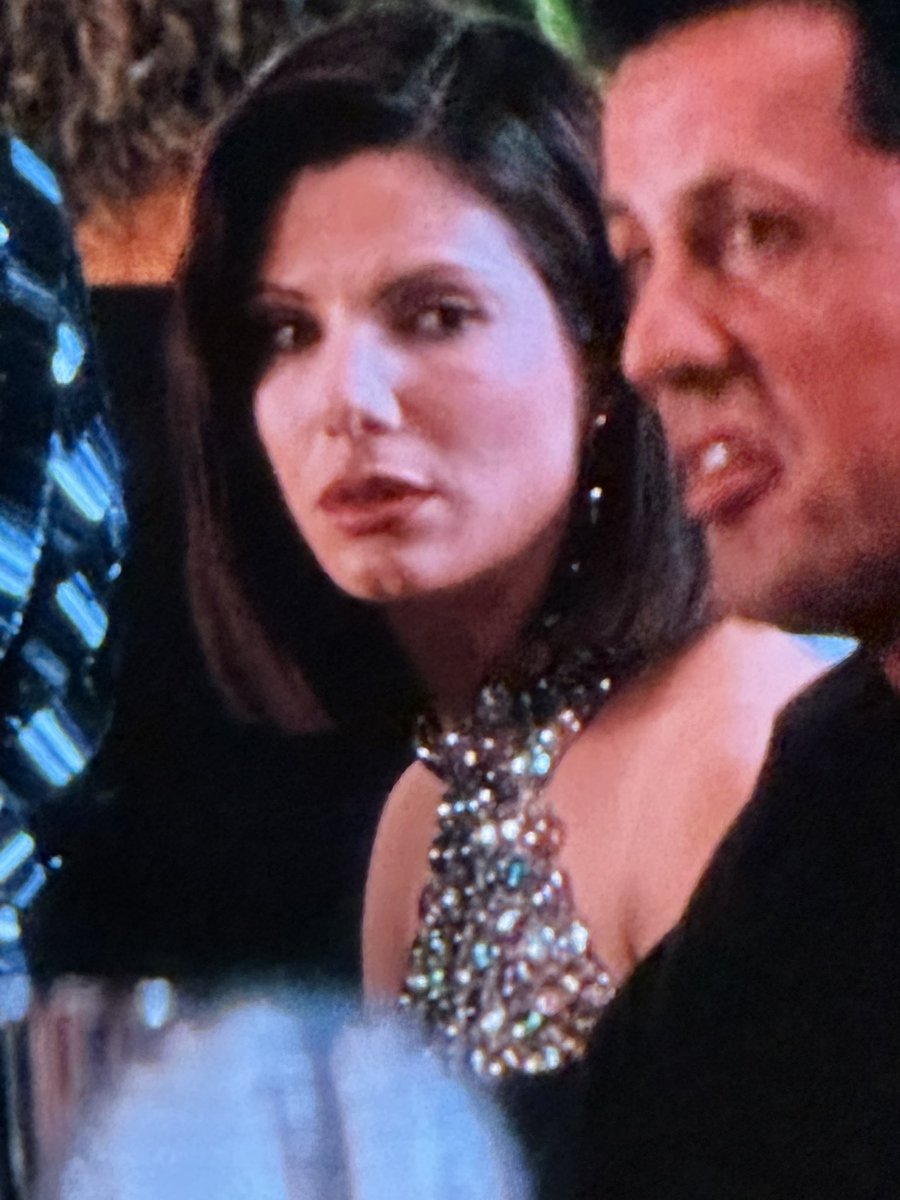 Пересматриваю классику Demolition Man 1993 года (это там где в туалете ракушки), и внезапно обнаружила референс к невероятному наряду Дженны Ортеги от Givenchy в 2025