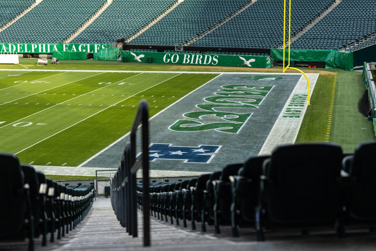 Eagles's tweet image. New Kelly Green end zone just dropped 😮‍💨