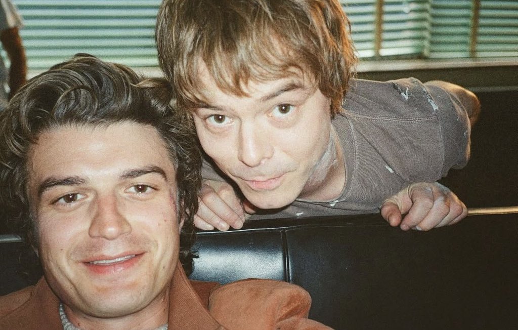 Joe Keery and Charlie Heaton behind the scenes of ‘STRANGER THINGS’ Season 5 📸