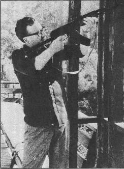 "Bu tarihi anda, insanların bağlılığını hayatımla ödeyeceğim."

Şili ve Latin Amerika'nın ilk Sosyalist Cumhurbaşkanı Salvador Allende, Pinochet darbesine karşı direnirken hayatını kaybetti.

Allende'nin direnirken kullandığı silah Fidel Castro'nun ona hediyesidir.