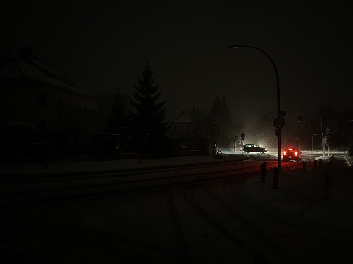 Aktuelle Situation in den Einfamilienhaussiedlungen von Berlin-Zehlendorf. Zappenduster, nur die Autoscheinwerfer spenden Licht. Es schneit unaufhörlich und die ersten Anwohner packen ihre Koffer. Polizei ist zumindest hier keine zu sehen. Dystopisch. <a href="/Tagesspiegel/">Tagesspiegel</a>