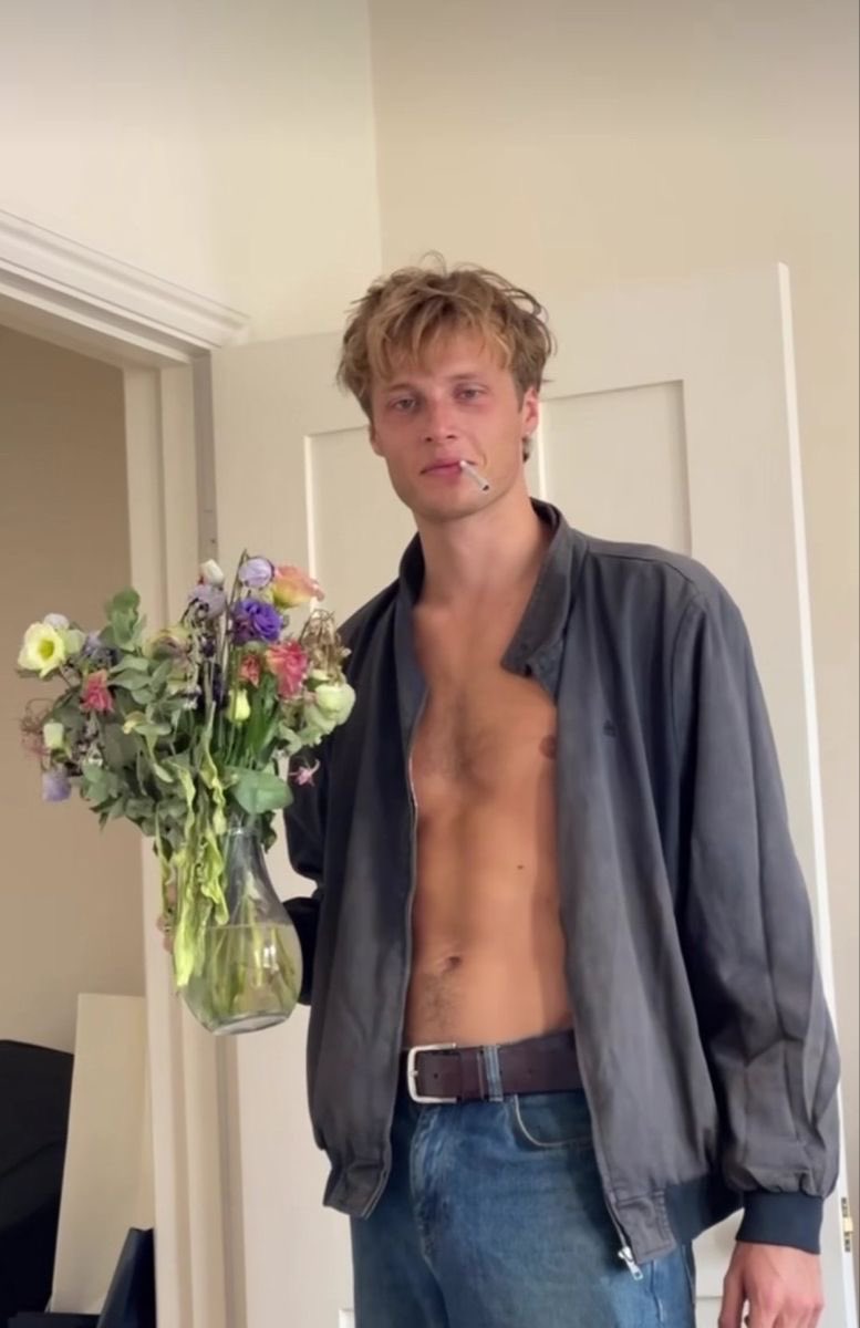 CANTFlXME's tweet photo. ——Y antes de irse de este lugar maravilloso a todos les dejo un ramo de flores de tulipanes, cada uno con un mensaje especial. Los quiere mucho a todoooos, hubiera querido quedarse mucho más tiempo pero el deber llama y debe abandonar la universidad + https://t.co/AIaNbqPob5
