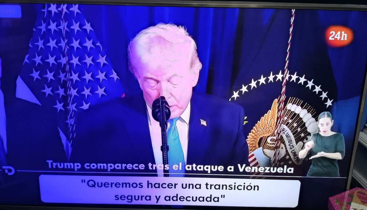 La1 y el canal 24h, de RTVE, sin traducción simultánea (tan solo rótulos con entrecomillados). Entretanto, pinganillos en el Congreso. CC.<a href="/Josepablo_ls/">José Pablo López</a>