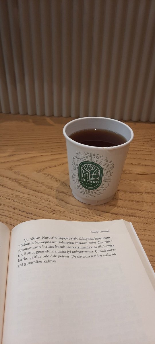 Telefonla vakit geçirmekten kitap okumanın zevkini unutmuş biriyim hatırlamak güzel...