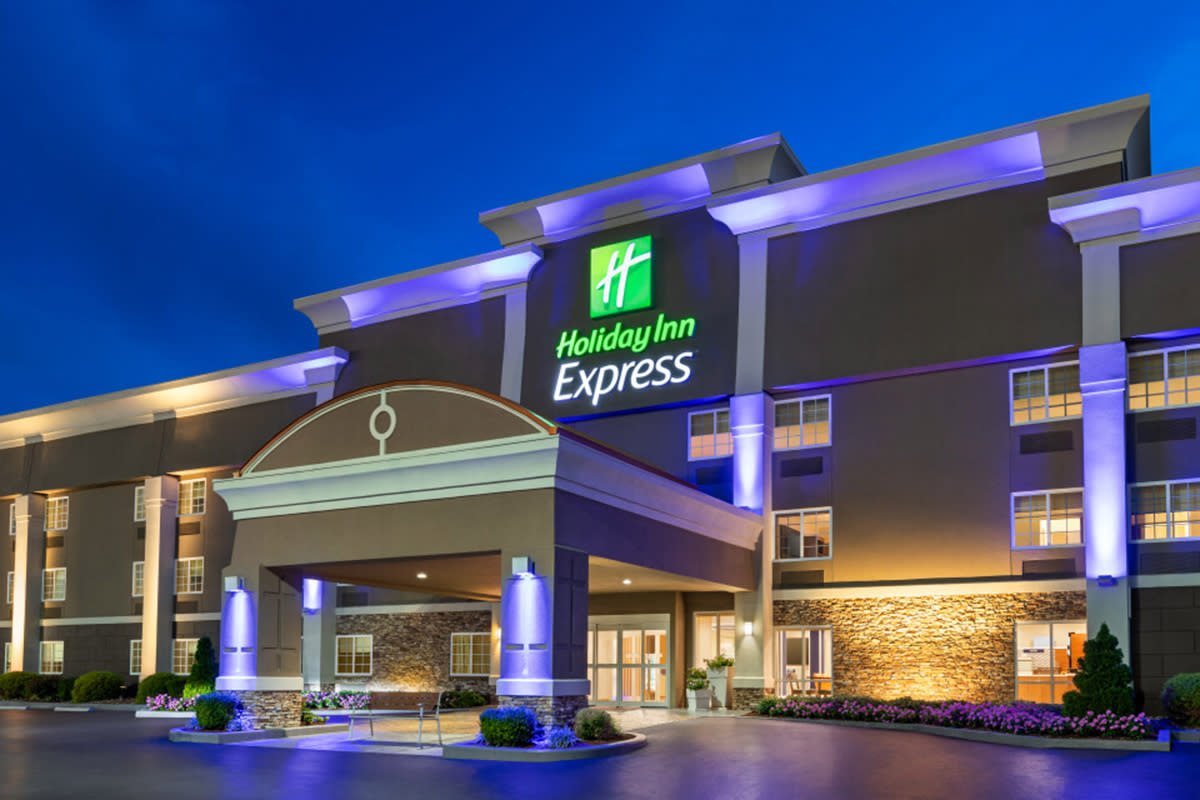 ATuquoque's tweet photo. @CBSEveningNews I'm no journalist, but I did stay at a Holiday Inn Express... https://t.co/Fdtgd41Iwp