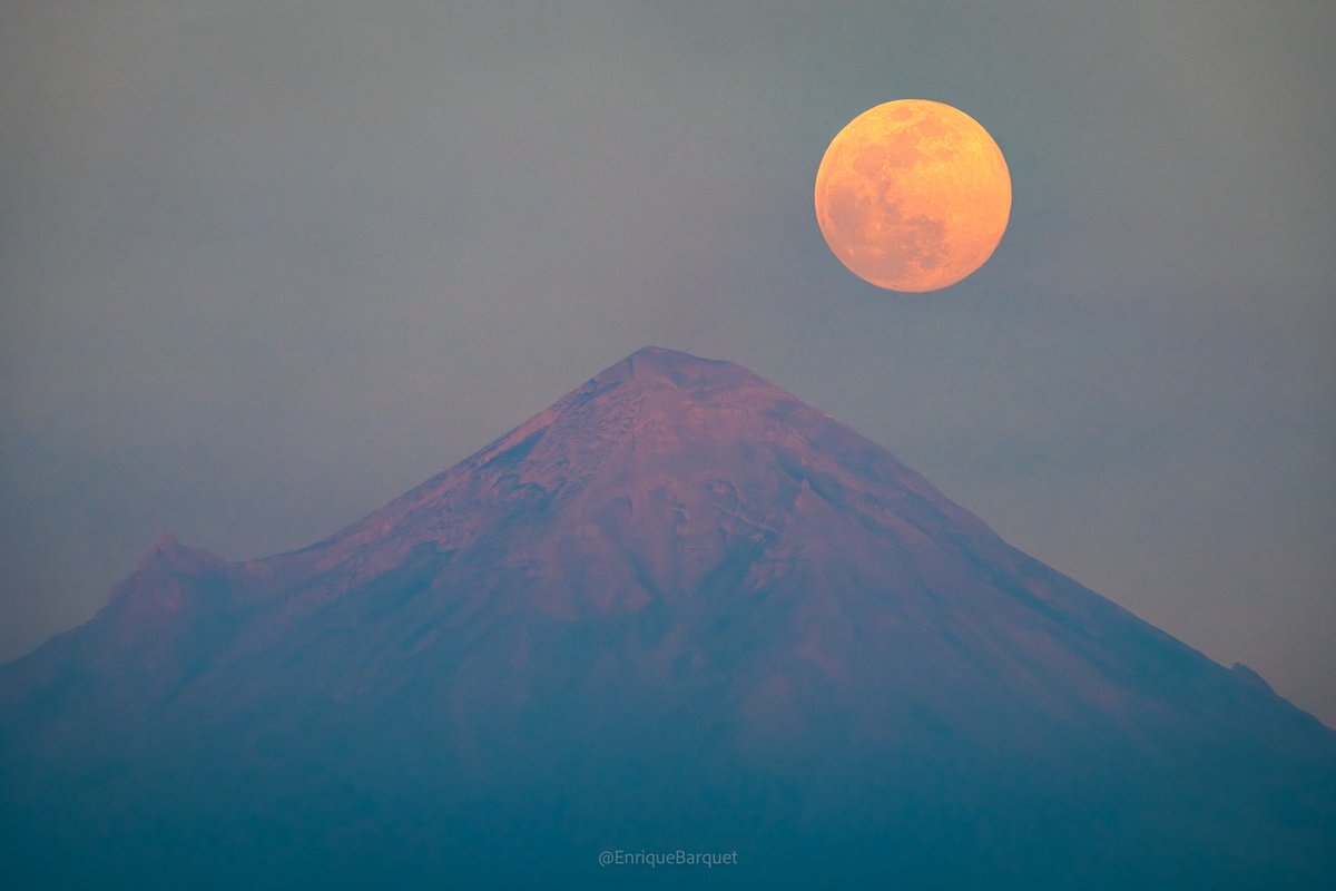 enriquebarquet's tweet image. La superluna llena emergiendo detrás del Popocatépetl.
Un tiro que tuve en mente durante años y que finalmente pude lograr tras mucha planeación.
Desde Morelos, el momento exacto en el lugar correcto.

#Popocatépetl #VolcanPopocatepetl #SonyAlpha
