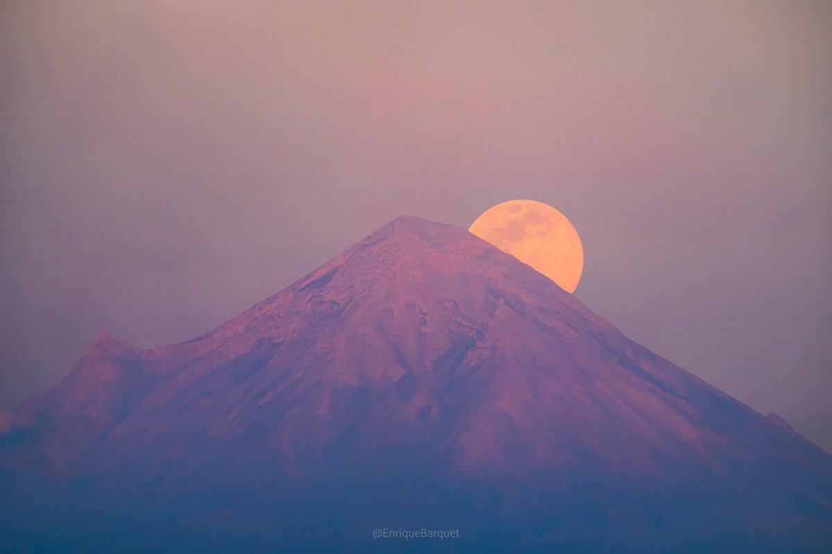 enriquebarquet's tweet image. La superluna llena emergiendo detrás del Popocatépetl.
Un tiro que tuve en mente durante años y que finalmente pude lograr tras mucha planeación.
Desde Morelos, el momento exacto en el lugar correcto.

#Popocatépetl #VolcanPopocatepetl #SonyAlpha