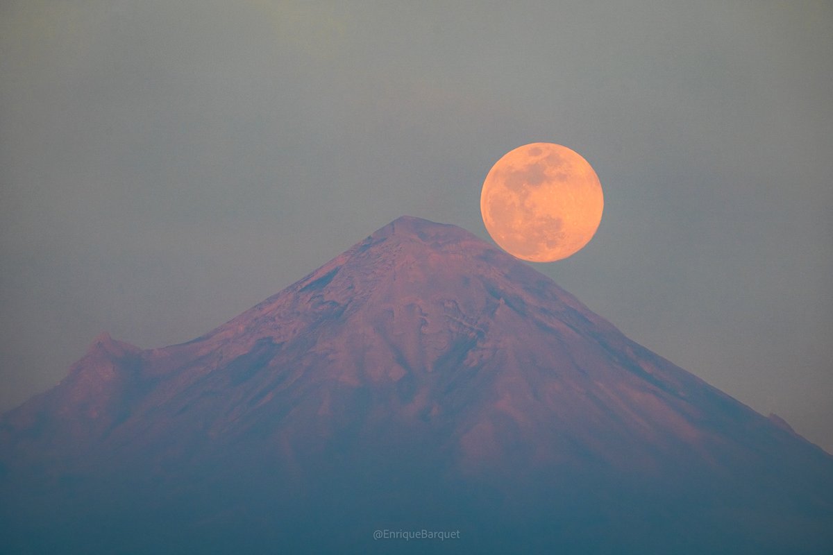 enriquebarquet's tweet image. La superluna llena emergiendo detrás del Popocatépetl.
Un tiro que tuve en mente durante años y que finalmente pude lograr tras mucha planeación.
Desde Morelos, el momento exacto en el lugar correcto.

#Popocatépetl #VolcanPopocatepetl #SonyAlpha