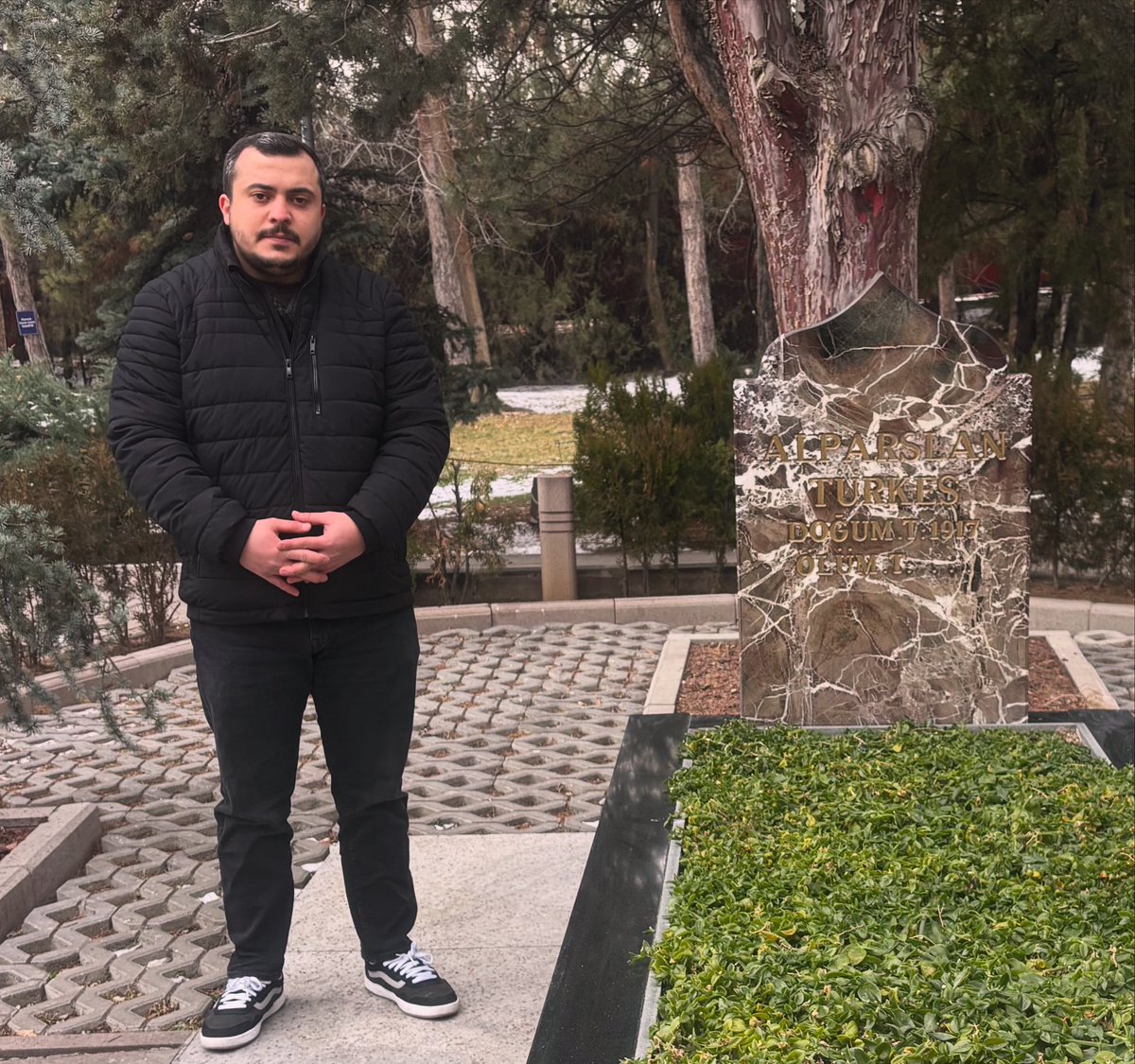 Başbuğumuz Cennet Mekan Alparslan Türkeş’i kabri başında ziyaret edip,dualarla andım.Bıraktığın miras nesiller boyu korunacak,Evlatların seni asla unutmayacak!Ruhun Şad Olsun.
Gün biter, sana 40 gün ad bulunamaz.